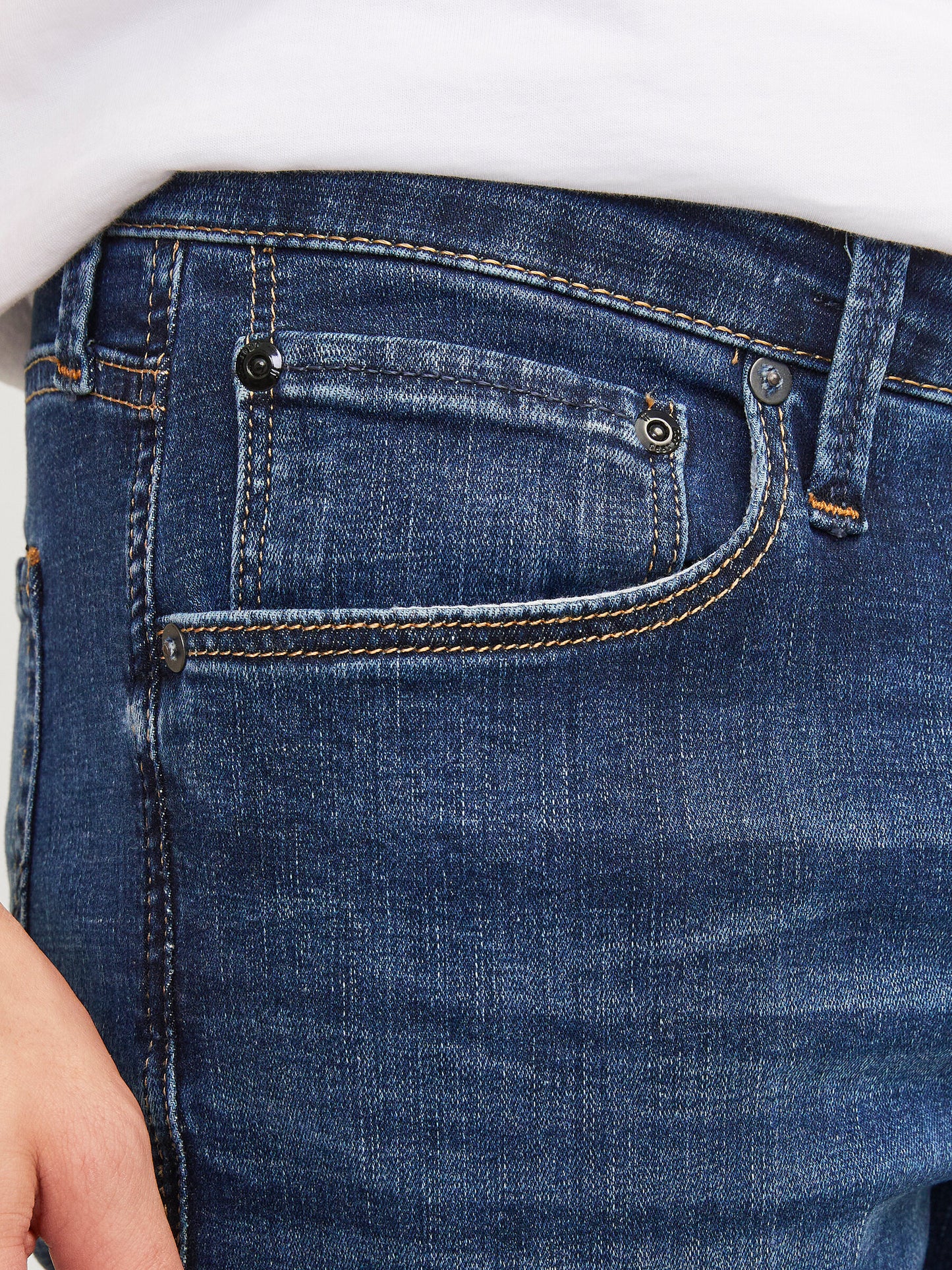 Nahaufnahme der vorderen Tasche der Jack & Jones Glenn Slim Blue Denim Jeans in Blau mit detaillierter Verarbeitung.