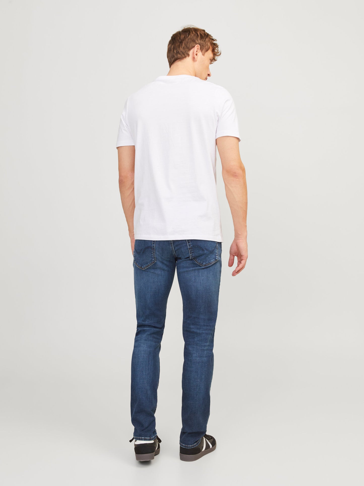 Rückansicht eines Models, das die Jack & Jones Glenn Slim Blue Denim Jeans in Blau trägt.