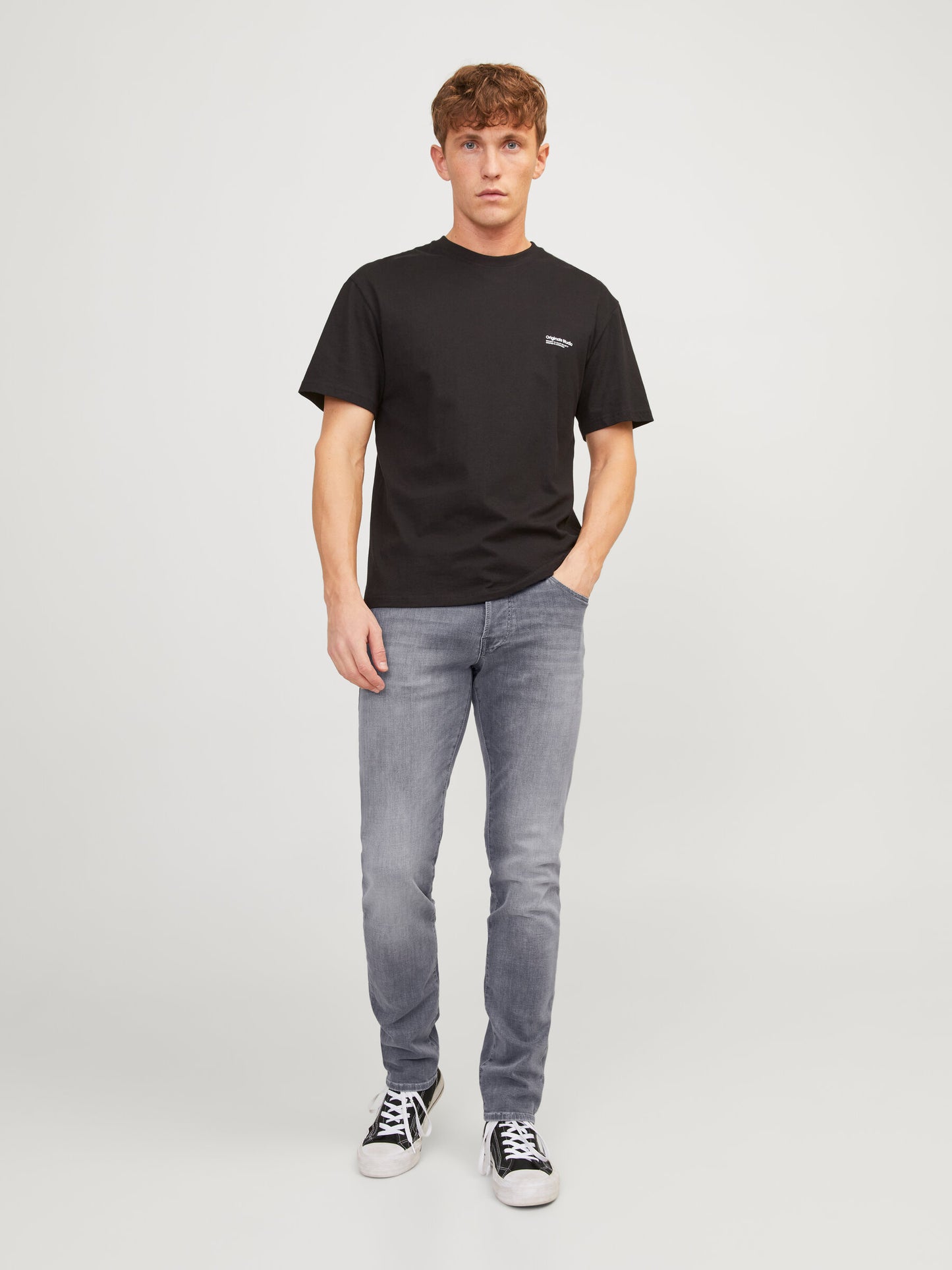 Komplettansicht der Jack & Jones Glenn Slim Grey Denim in Kombination mit einem schwarzen T-Shirt, getragen von einem Model.