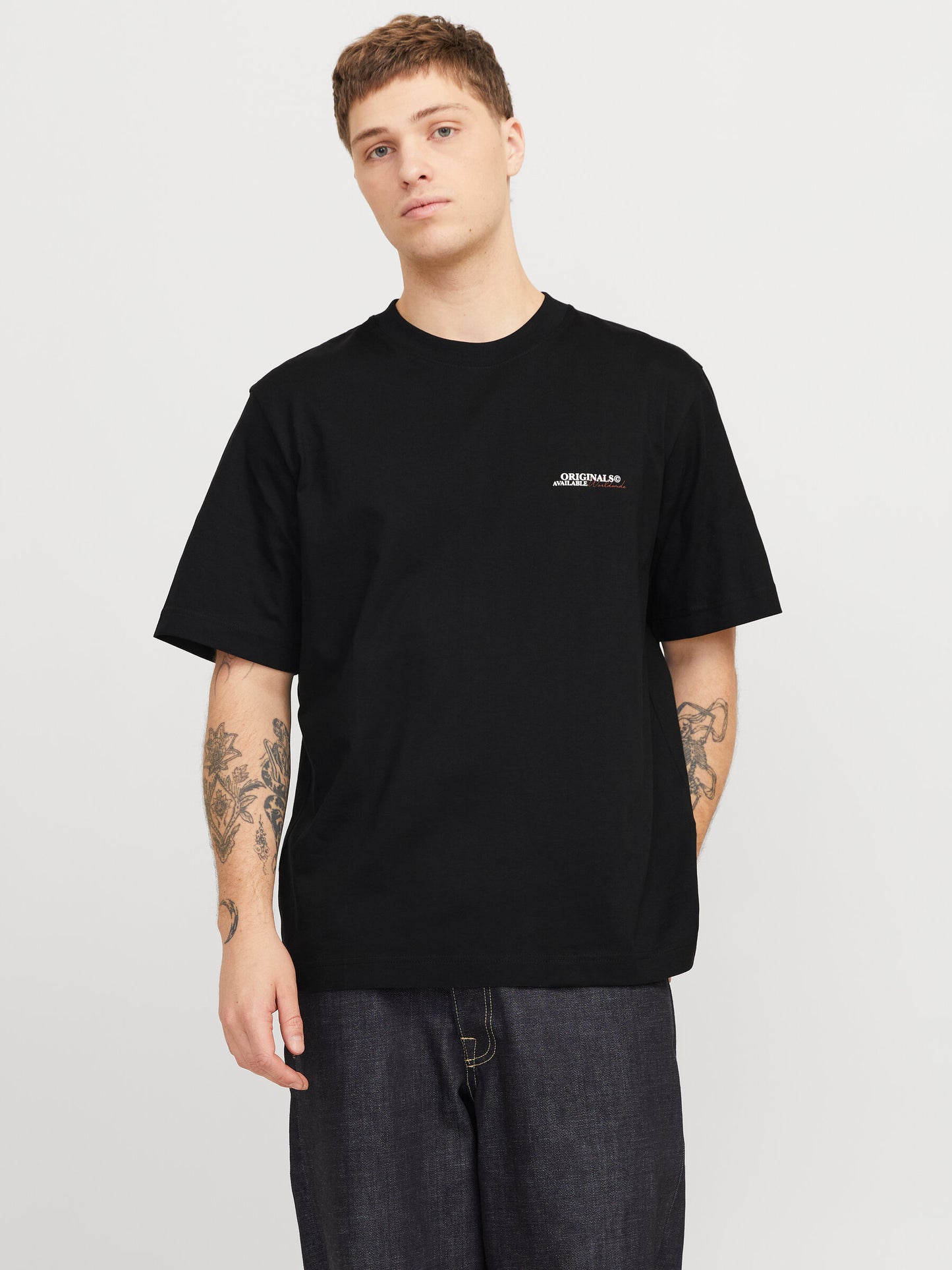 Frontalansicht des Jack&Jones Rislington T-Shirts in Schwarz, getragen von einem Model mit legerem Outfit.