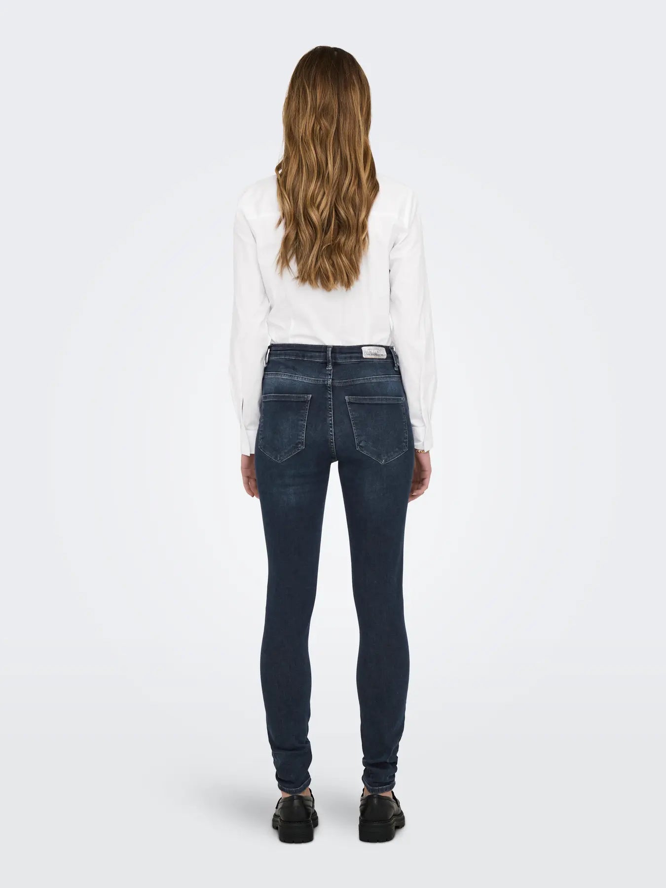 JDY Mio Bodystocking - White, weiße Hemdblusen-Body, Rückansicht getragen von Modell in dunkler Jeans.