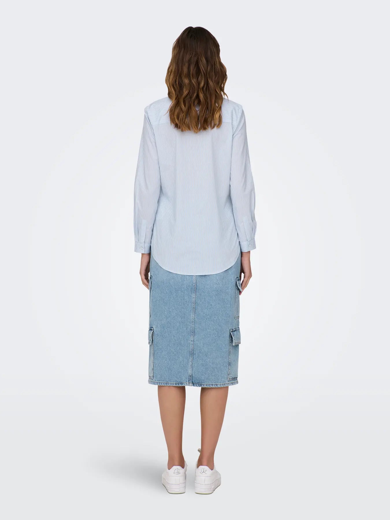 Rückansicht des JDY Mio Shirt - Cashmere Blue mit lockerem Schnitt und langen Ärmeln