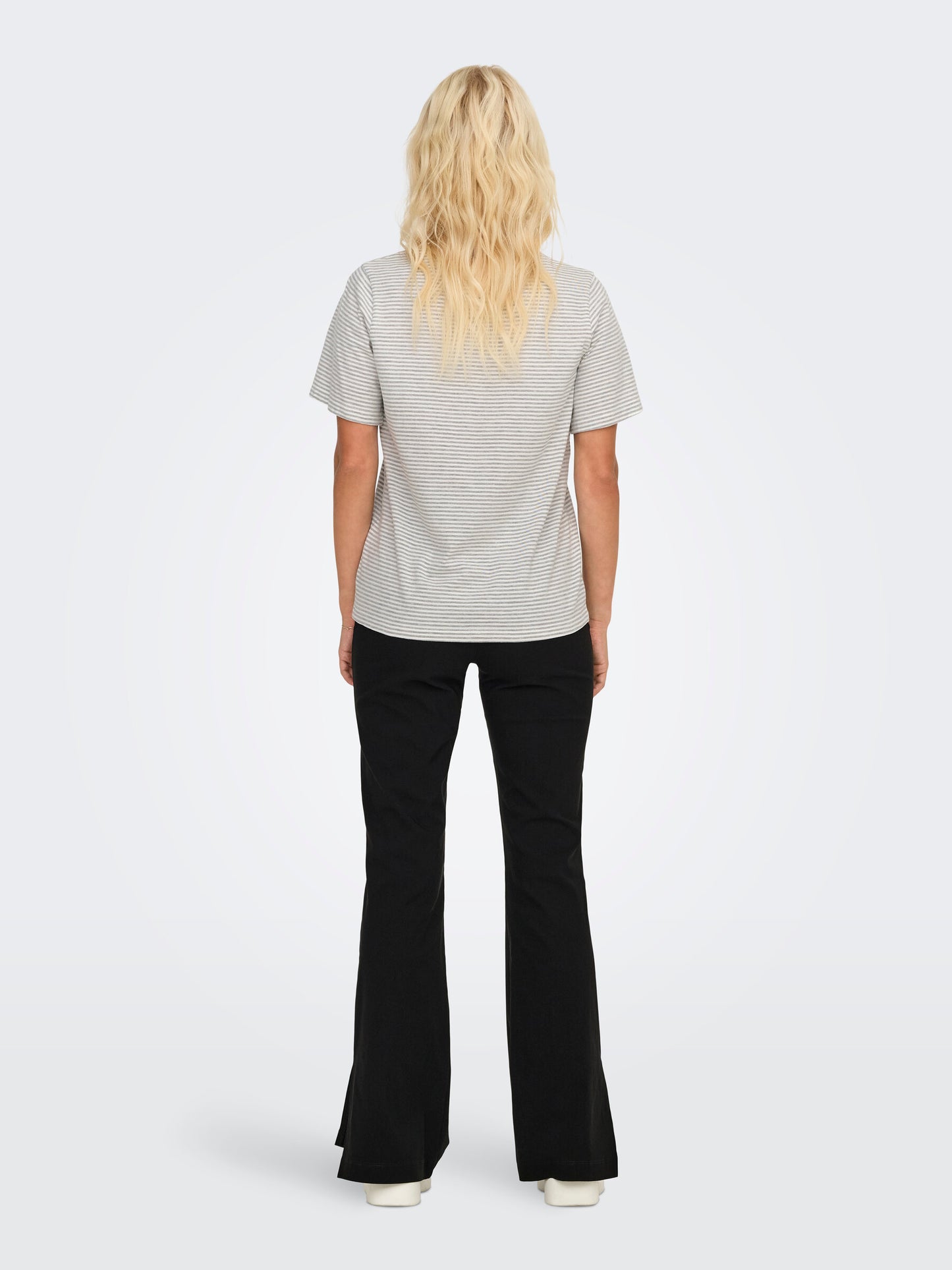 Rückansicht des JDY Pisa Tops in der Farbe Cloud Dancer Stripes. Das gestreifte T-Shirt zeigt eine lässige Passform und bietet hohen Tragekomfort für verschiedene Anlässe.