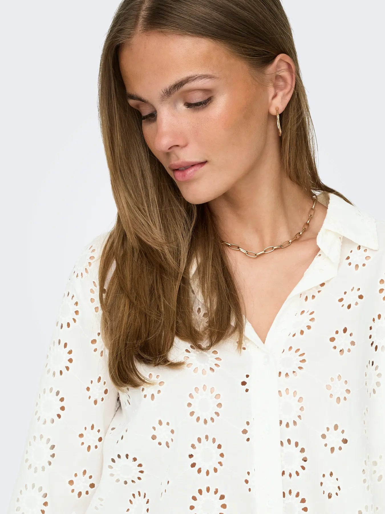 JDY Tallie 3/4 Long Shirt - Cloud Dancer, Nahaufnahme der Lochstickerei und Kragenpartie