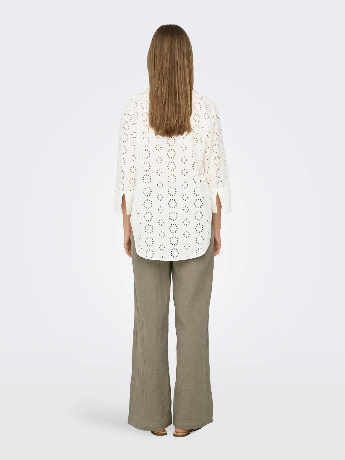 JDY Tallie 3/4 Long Shirt - Cloud Dancer, Rückansicht mit durchgehendem Lochmuster und 3/4 Ärmeln