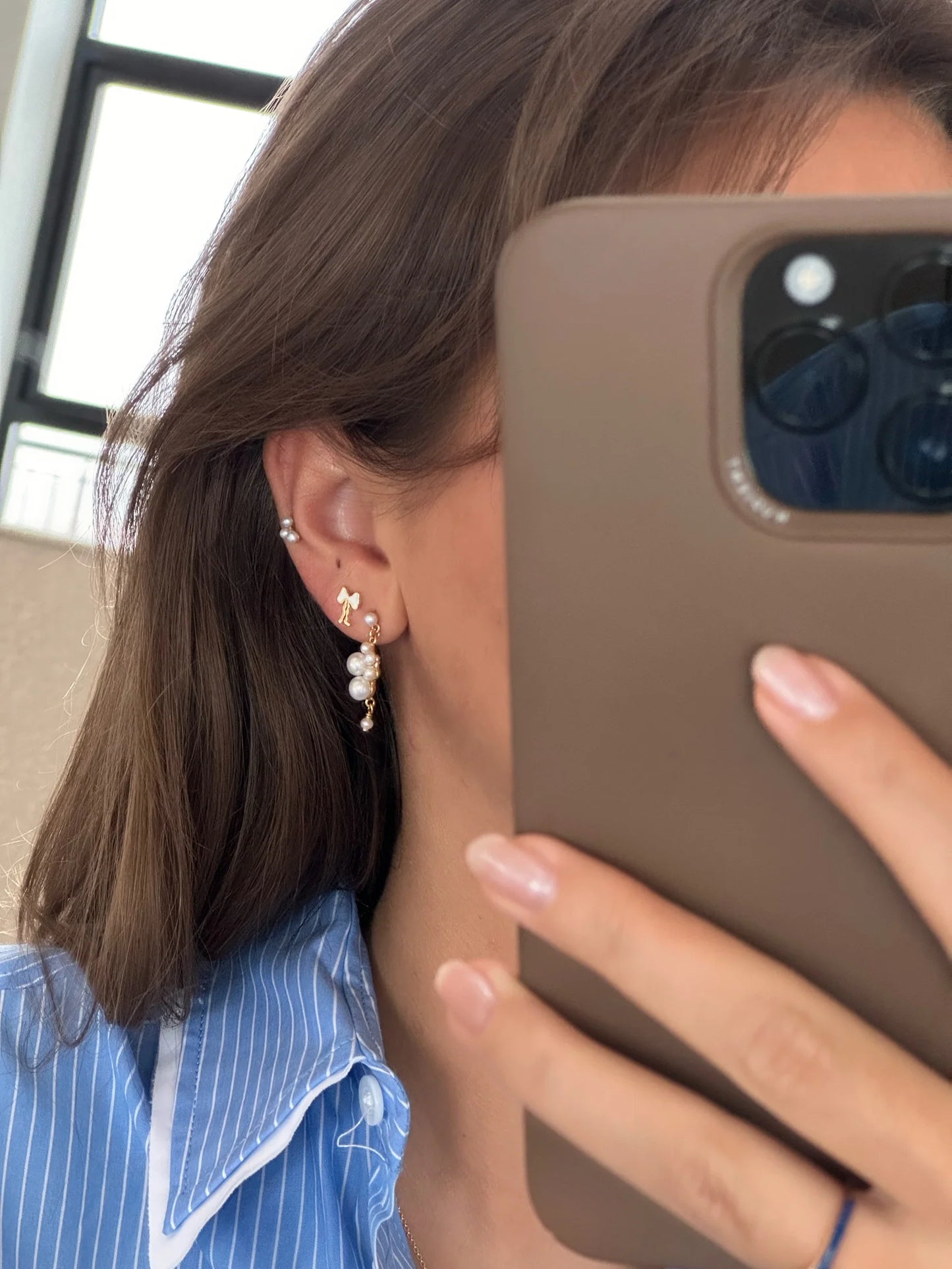 Jeberg Jewellery Cordelia Pearl Romance Ohrringe getragen – feminine Eleganz und zeitloses Design für jeden Look.