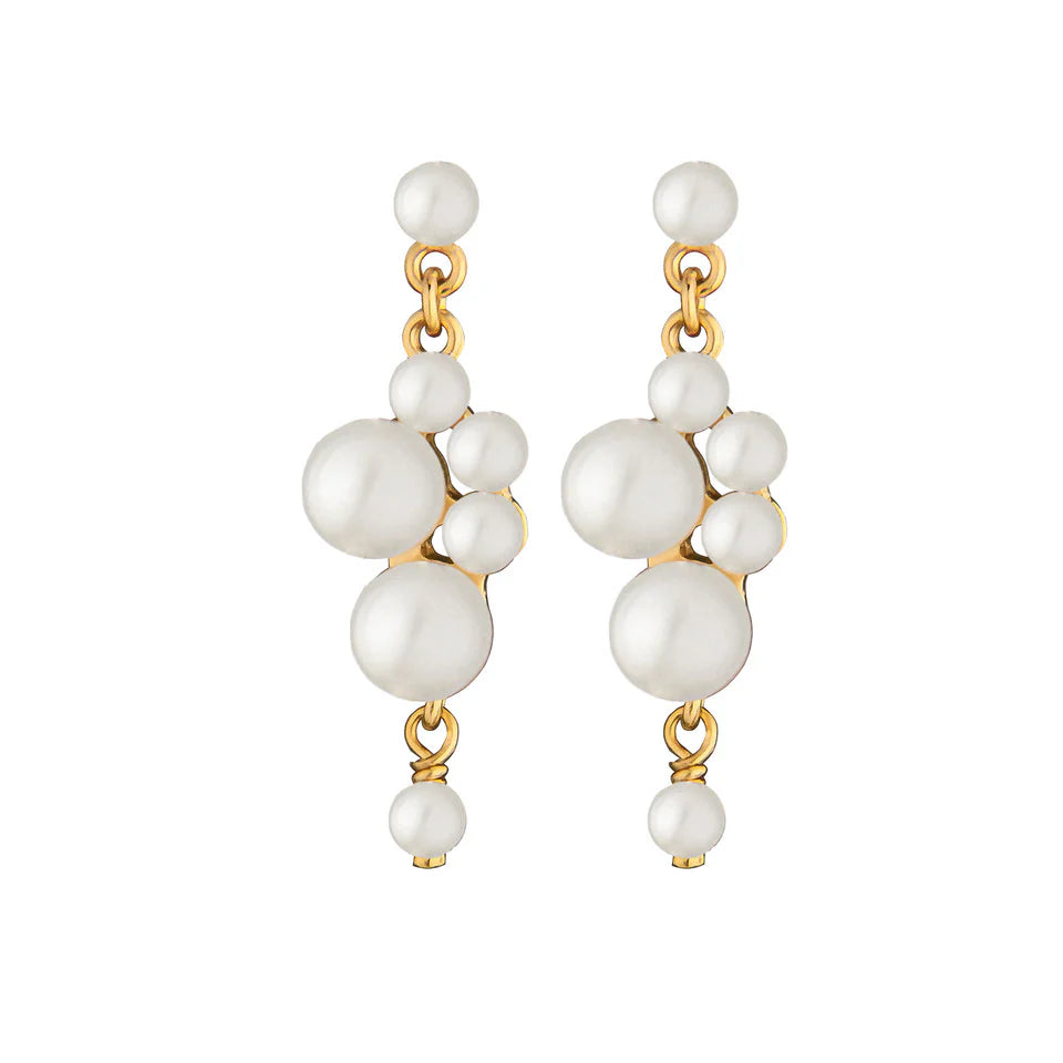 Elegante Jeberg Jewellery Cordelia Pearl Romance Ohrringe mit Perlen und zarter Goldfassung – ein Must-have für stilvolle Anlässe.