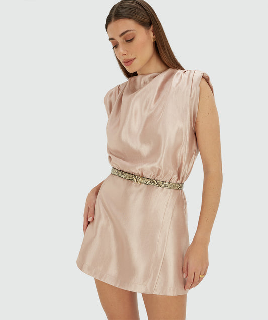 Josh V Lira - Dusty Pink elegantes Damenkleid mit glänzendem Stoff und femininer Passform im Detailansicht
