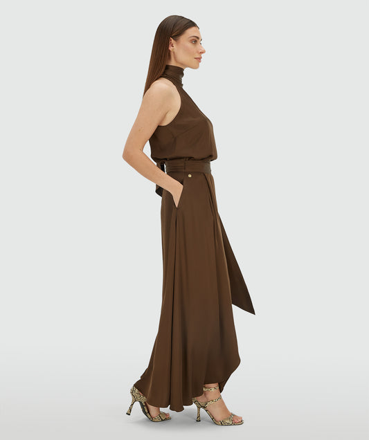 Josh V Yamicia - Brown stilvolles Maxikleid für Damen in Seitenansicht mit fließender Silhouette und Taillenband