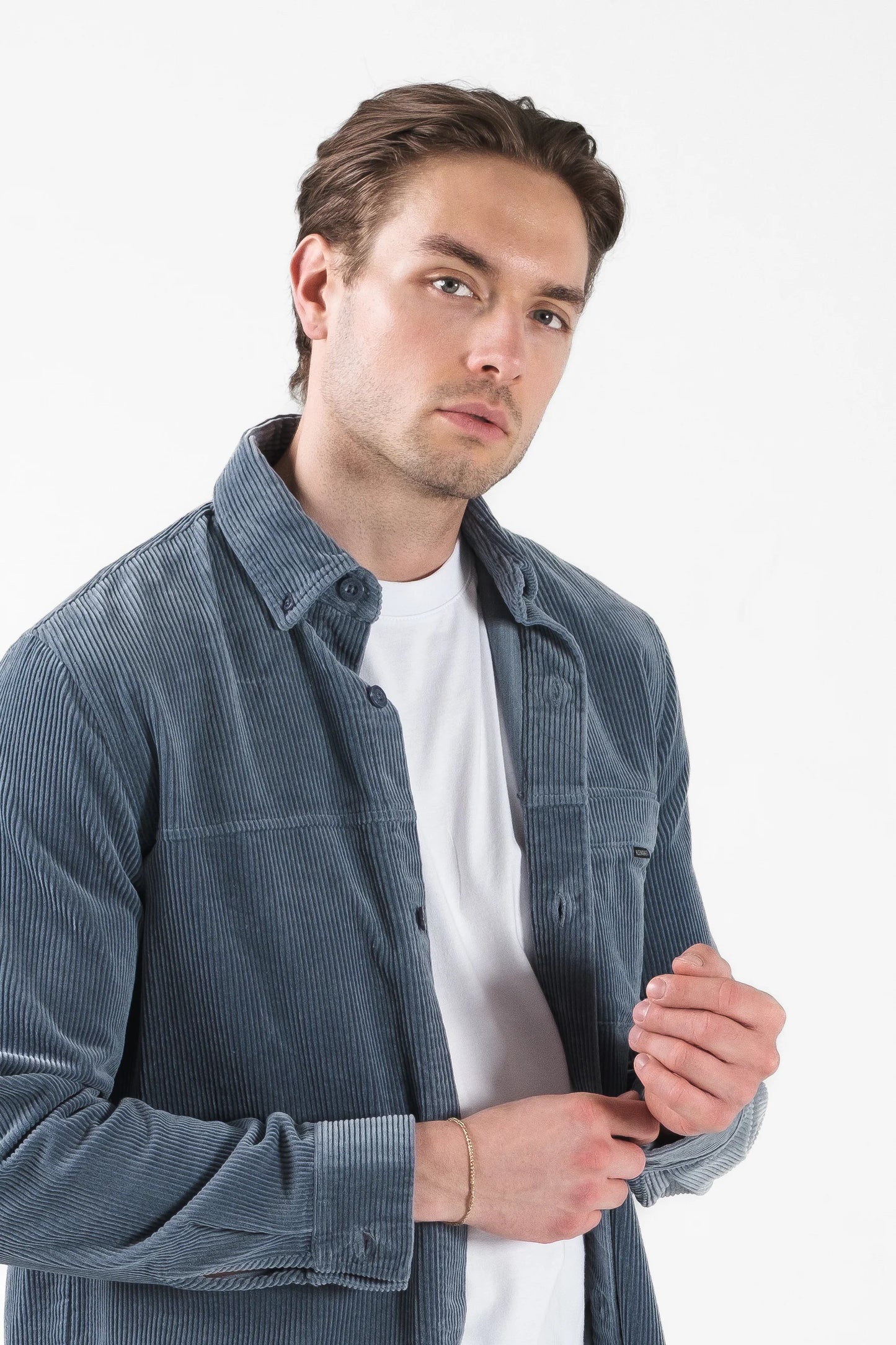 Detailaufnahme vom Kleinigkeit Cord Cobain Storm Blue Hemd mit Nahaufnahme des Ärmels und Stoffstruktur