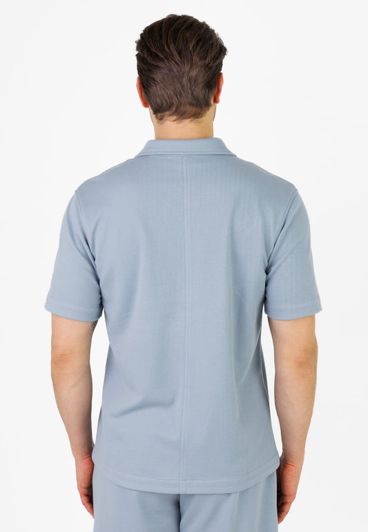 Rückansicht des Kleinigkeit Relaxel Schulz Shirt - Breeze Blue mit modernem Schnitt und strukturierter Stoffqualität.