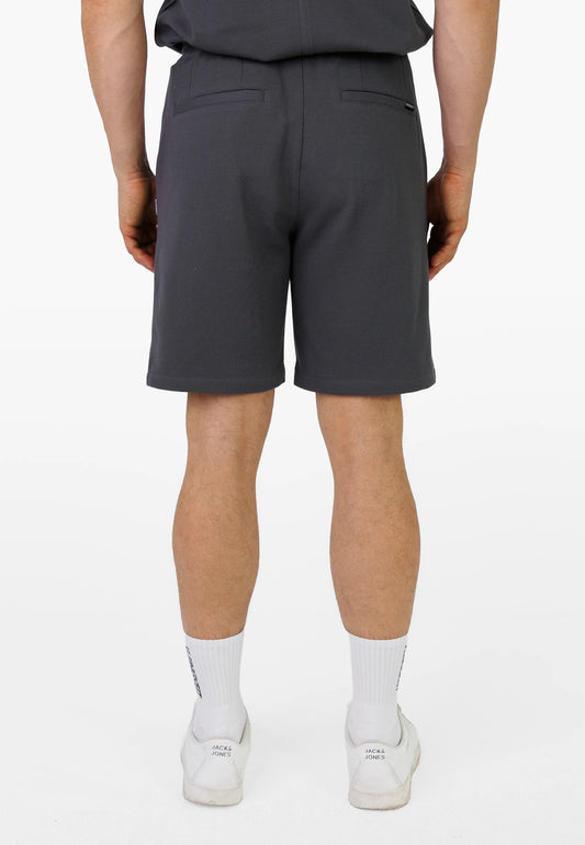 Rückansicht der Kleinigkeit Relaxel Schulz Shorts - Asphalt Grey mit Gesäßtaschen und modernem, lässigem Schnitt.