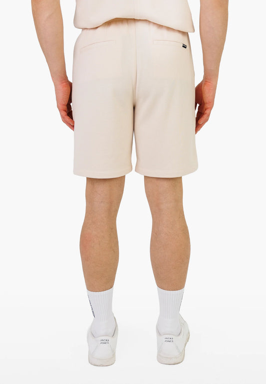 Rückansicht der Kleinigkeit Relaxel Schulz Shorts - Frappe mit Gesäßtasche und strukturierter Oberfläche.