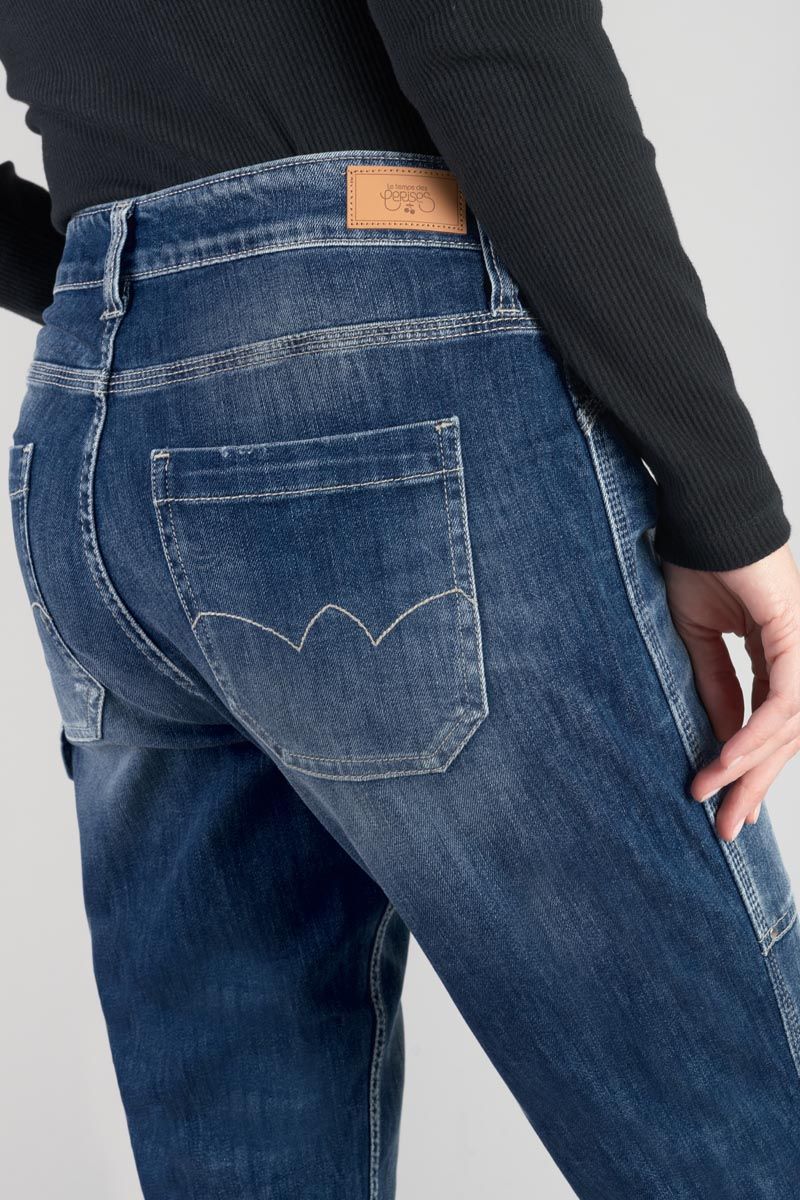 Nahaufnahme der Gesäßtasche mit Label der Le Temps des Cerises 400/60 Union - HW Girlfriend Jeans in Destroy Blue N3