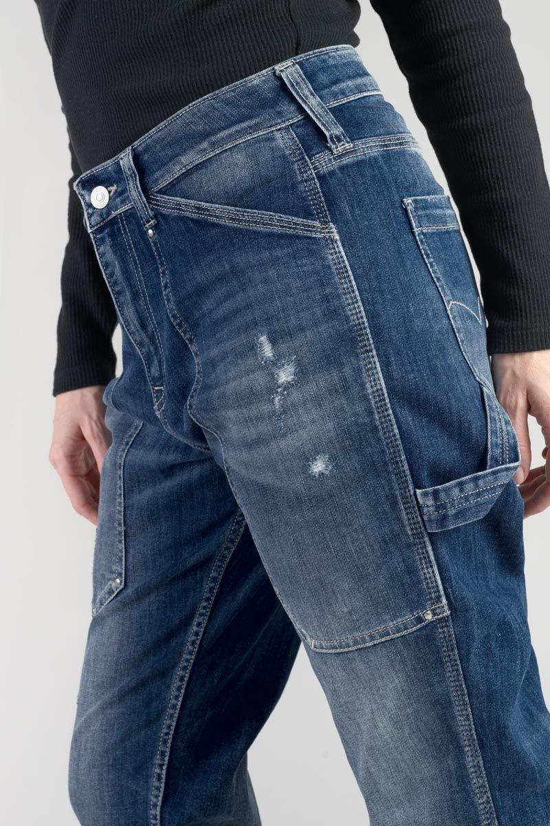 Seitliche Ansicht der Le Temps des Cerises 400/60 Union - HW Girlfriend Jeans in Destroy Blue N3 mit Reparaturdetails und Utility-Tasche