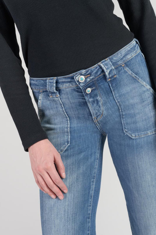 Nahaufnahme der Knopfleiste mit türkisfarbenen Schmuckknöpfen der Le Temps des Cerises Flare Jeans – Mid Waist Flared – Vintage Blue N4