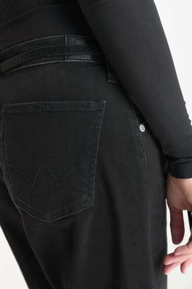 Le Temps Des Cerises Lauryn Mid Waist Wide Leg Black N1 Jeans – Detailansicht Gesäßtasche mit Logo-Stickerei