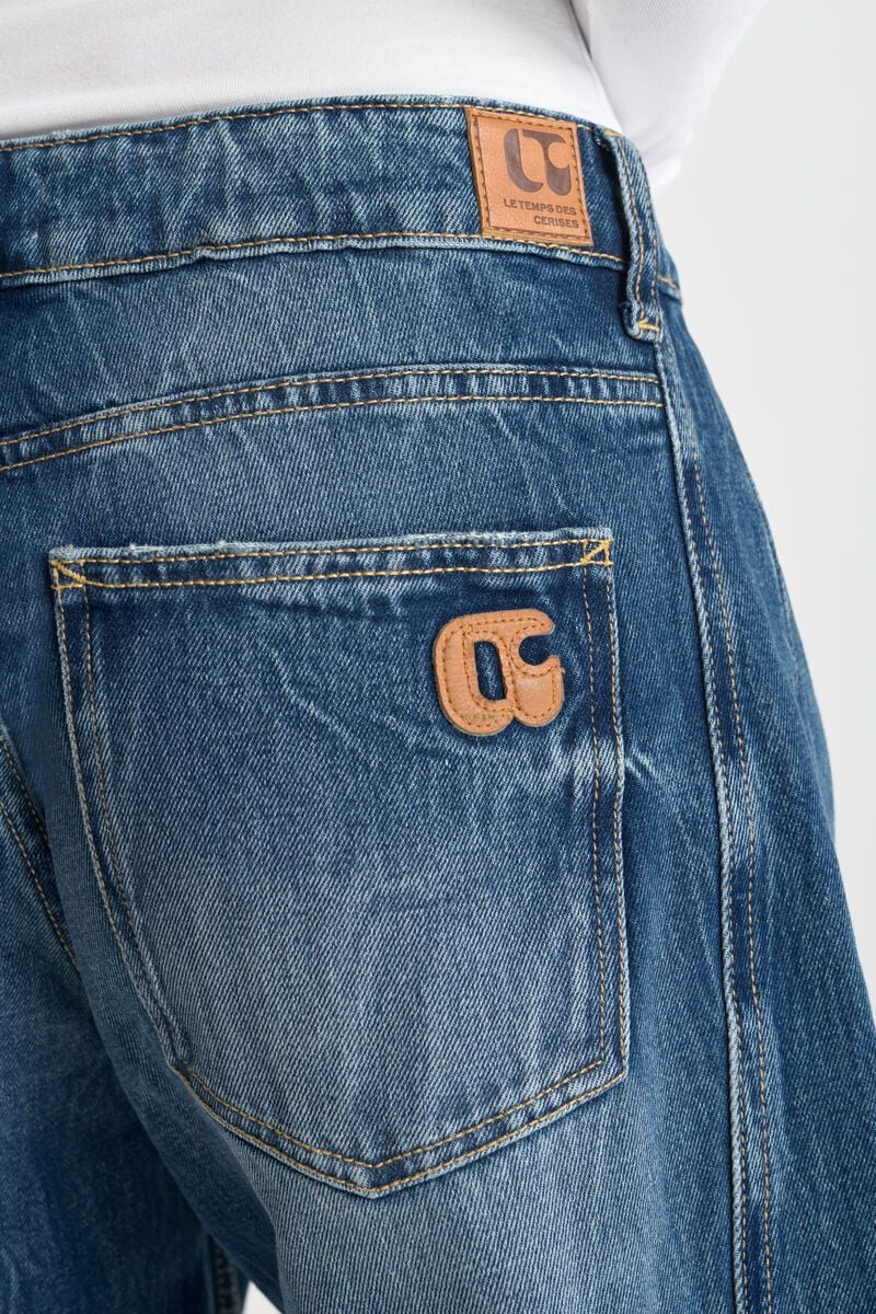 Nahaufnahme des Monogramm-Patches auf der Gesäßtasche der Jeans Le Temps des Cerises Leal - Mid Waist Loose - Leal Blue N3
