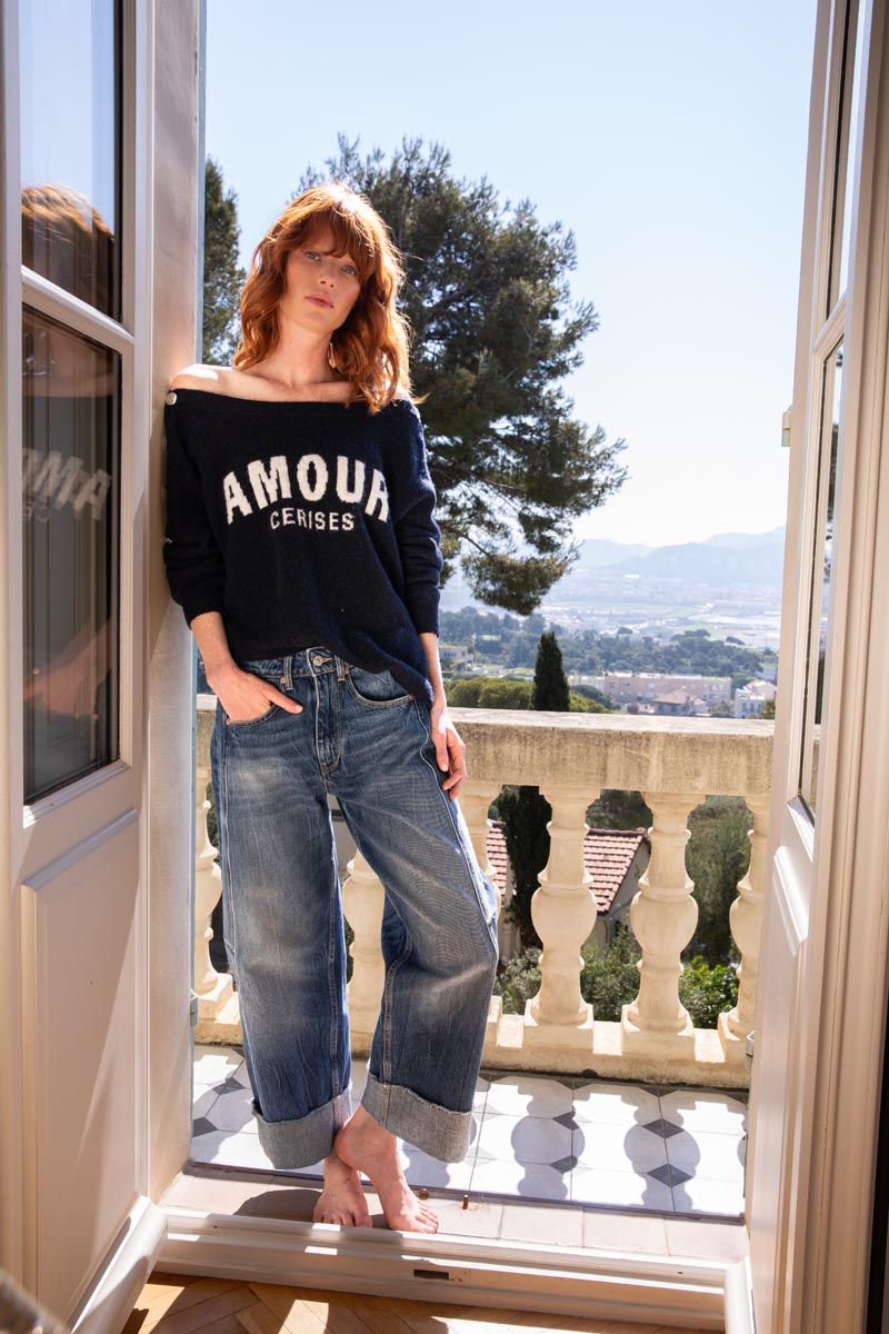 Modischer Outdoor-Look mit der Jeans Le Temps des Cerises Leal - Mid Waist Loose - Leal Blue N3, kombiniert mit Pullover auf dem Balkon