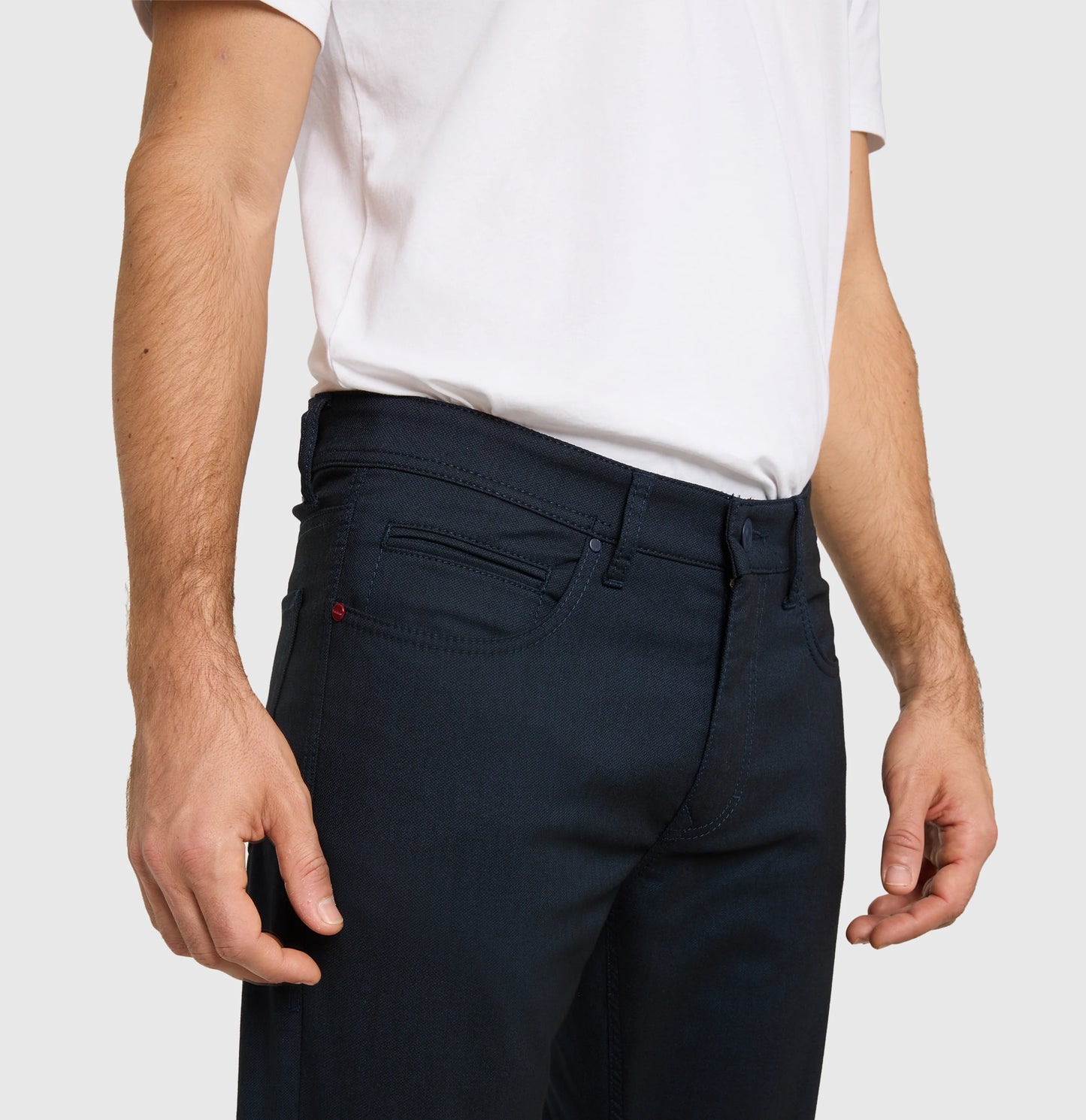 Mac Arne Straight Midnight Blue – Nahaufnahme der Frontpartie mit strukturierter Oberfläche, Taschen und eleganter Verarbeitung für einen modernen Business-Look.