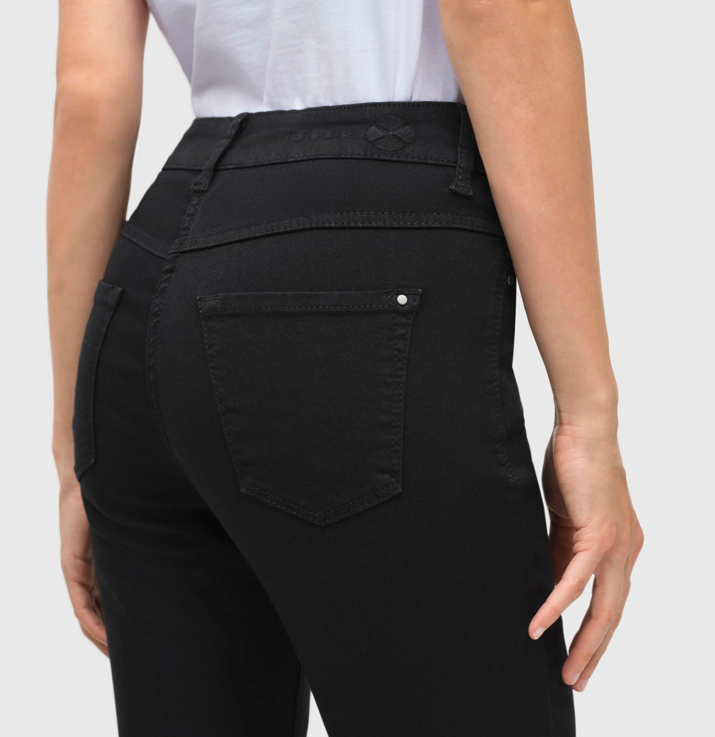 Mac Dream Damenhose – Skinny Fit – Farbe D999 – Detailansicht der Gesäßtasche