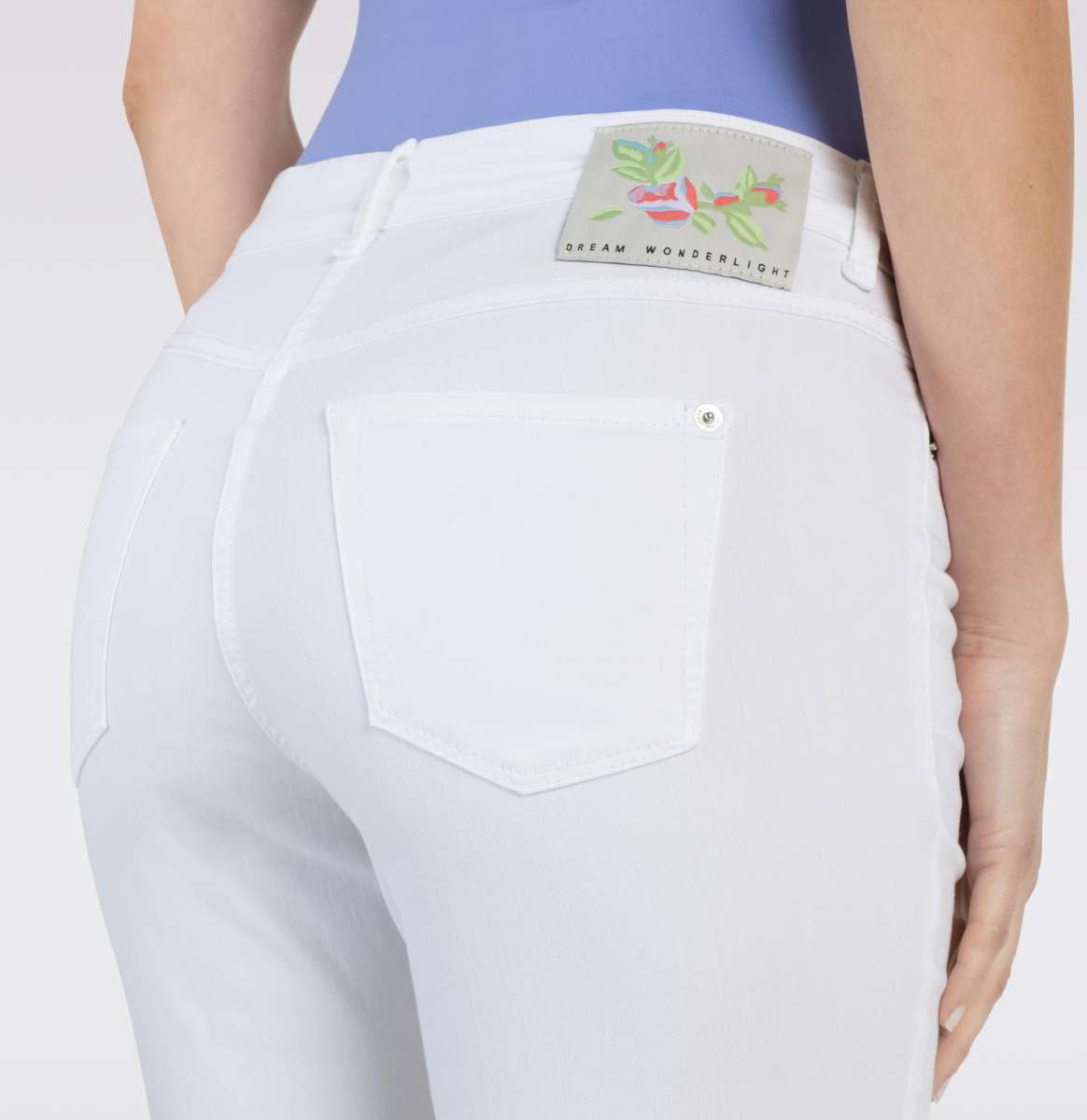 Mac Dream Summer Skinny D010 – Nahaufnahme der Rücktasche und Label auf der weißen Damenjeans