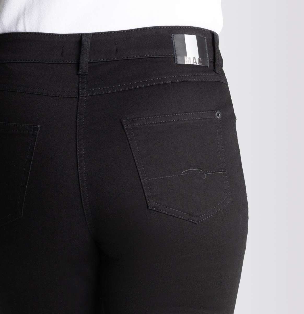 Nahaufnahme der Gesäßtasche der MAC Melanie Straight Jeans in der Farbe Black Black. Die hochwertige Verarbeitung und moderne Naht-Details betonen den eleganten Look dieser Straight-Fit-Jeans.