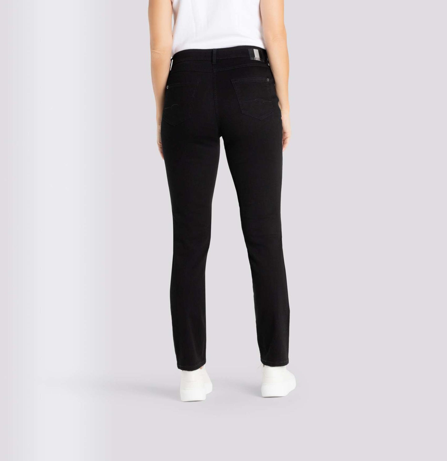 Rückansicht der MAC Melanie Straight Jeans in der Farbe Black Black. Die bequeme Passform mit geradem Bein und klassischem Design macht diese Jeans zu einem vielseitigen Begleiter.