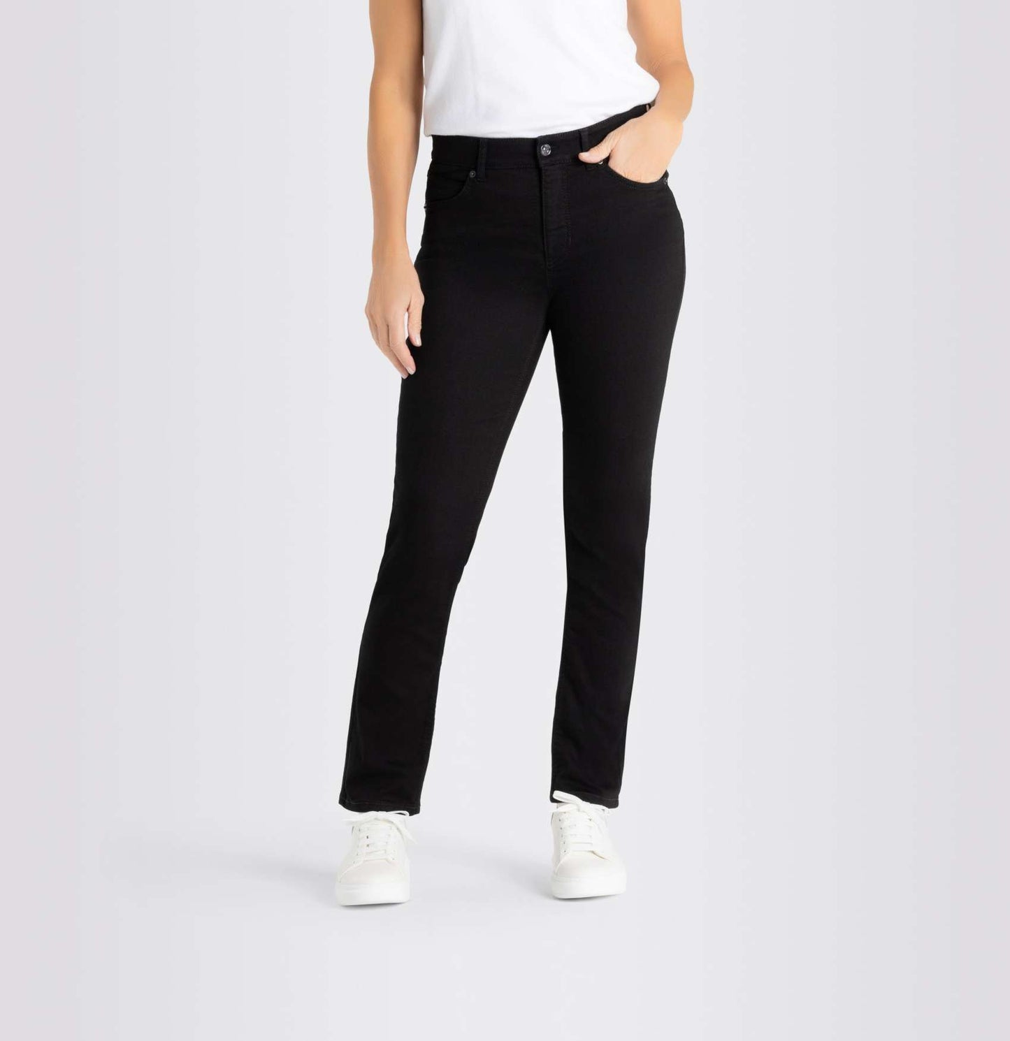 Vorderansicht der MAC Melanie Straight Jeans in der Farbe Black Black. Die Straight-Fit-Passform kombiniert hohen Tragekomfort mit stilvoller Eleganz für jeden Anlass.