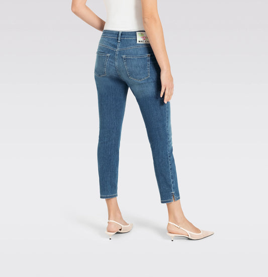 mac Dream Summer - High Waist Slim - Authentic Used Damenjeans in High Waist Slim Passform mit schmalem Bein und kleinem Schlitz am Saum, Rückansicht