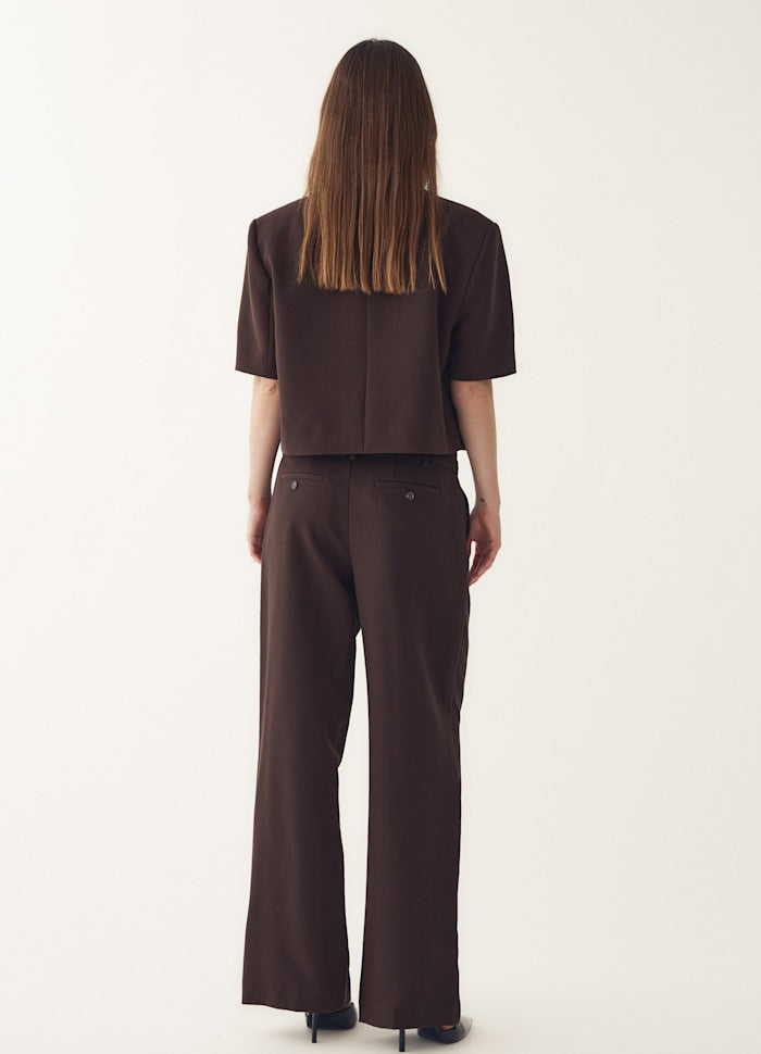 Noella Darryl Pants - Chocolate in Rückansicht, elegante High-Waist Hose mit weitem Bein und cleanem Design