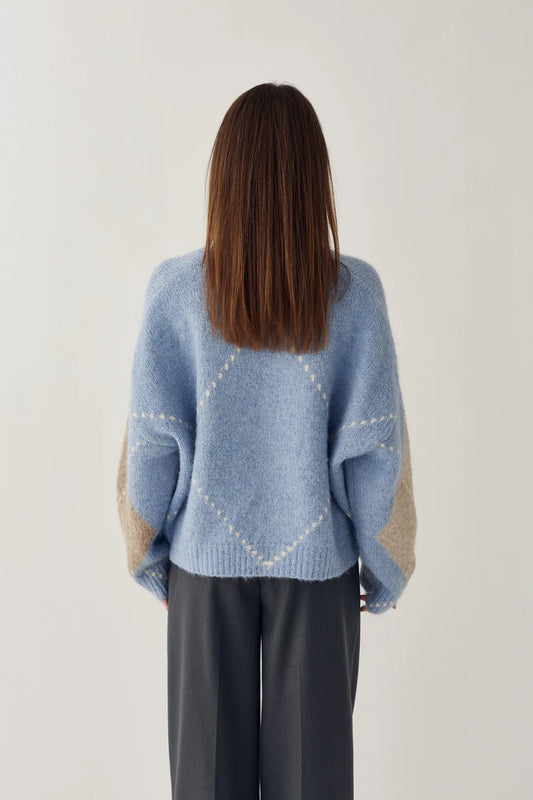 Noella Laiana Knit Cardigan - Sky Blue Mix Rückansicht mit lockerem Schnitt, Farbblock-Design und weichem Strickmaterial.