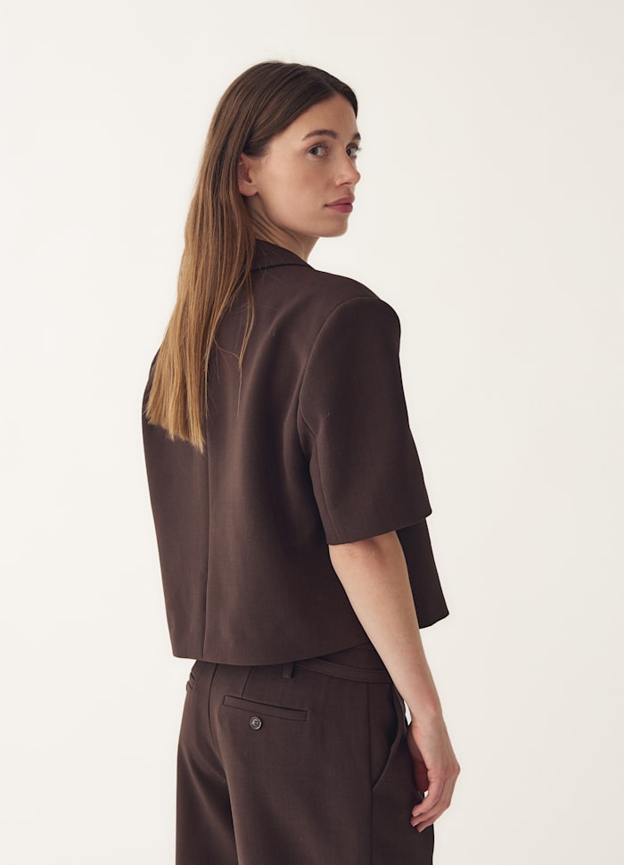 Rückansicht des Noella Leanne Crop Blazer - Chocolate mit kurzem, oversized Schnitt und kurzen Ärmeln