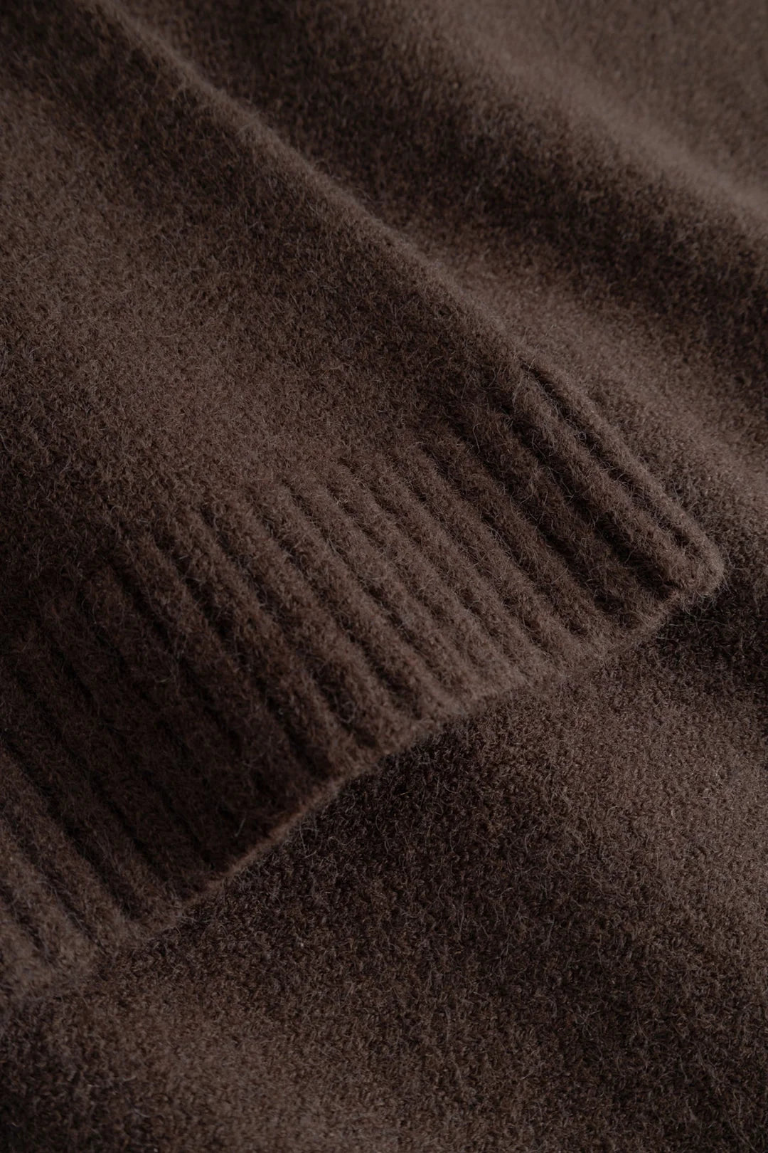 Noella Lenyx Knit Cardigan Chocolate – Detailaufnahme der weichen Strickstruktur und gerippten Bündchen in dunklem Schokoladenbraun.