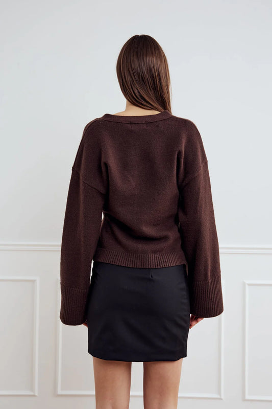 Noella Lenyx Knit Cardigan Chocolate – Rückansicht der braunen Strickjacke mit lockerem Fit und breiten Ärmelbündchen.