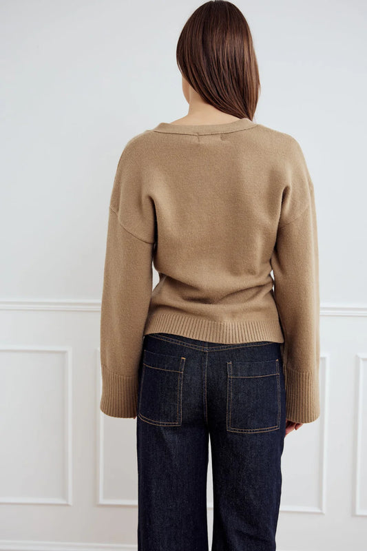 Rückansicht des Noella Lenyx Knit Cardigan Timber Brown Melange – figurbetont, weiches Strickmaterial, gerippter Saum.