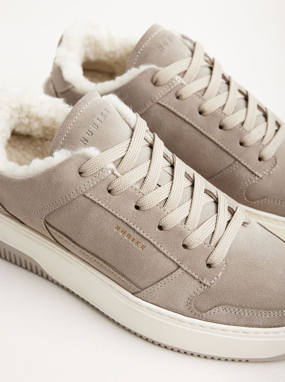 Nahaufnahme des Nubikk Basket Teddy Sneakers in taupefarbenem Wildleder mit Wollfutter, Draufsicht auf das Design und die Sohle.