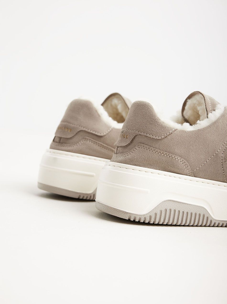 Seitenansicht des Nubikk Basket Teddy Sneakers aus taupefarbenem Wildleder mit kuscheligem Wollfutter und leichter Sohle.