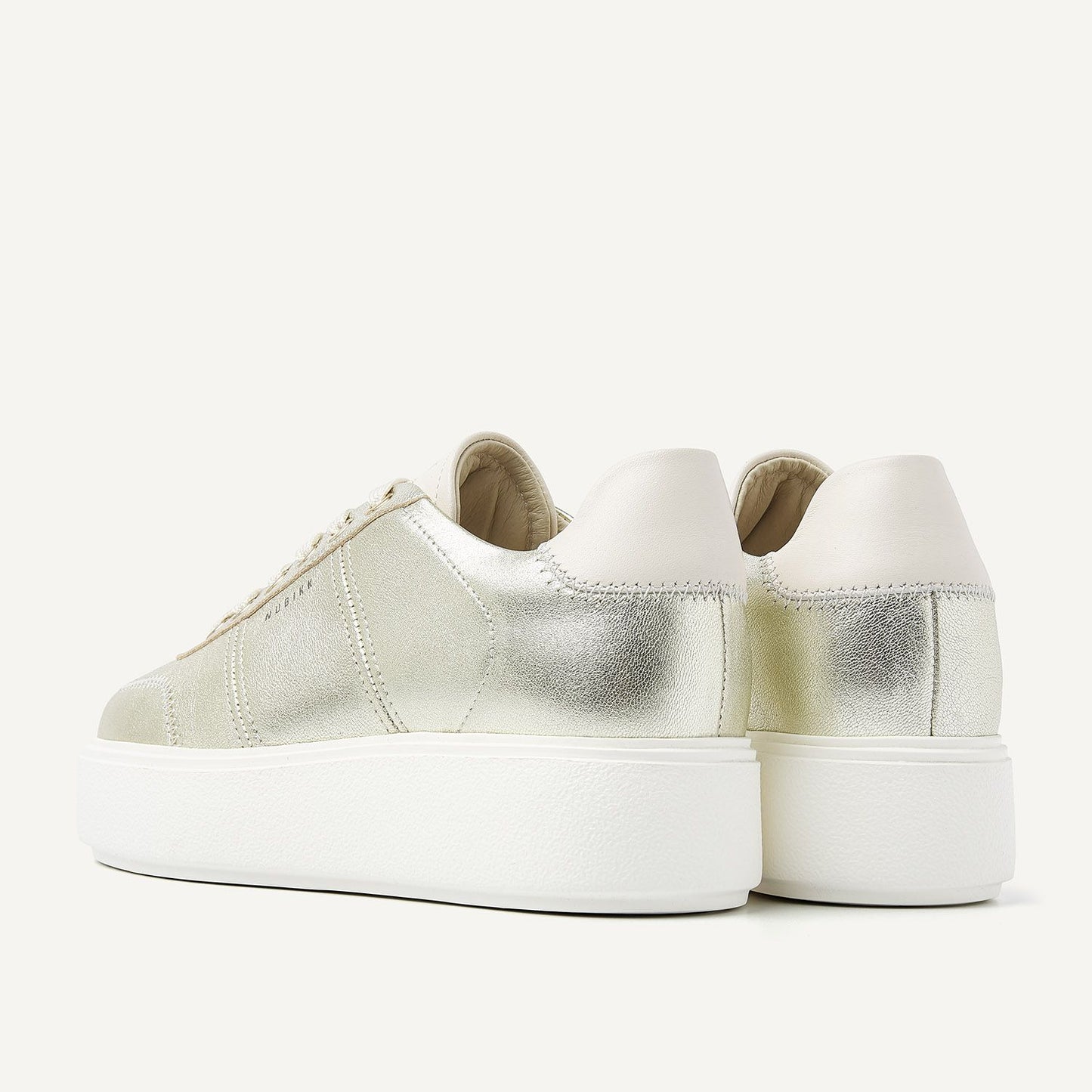 Nubbik Elise Wing II Gold Metallic Shiny – Rückansicht der eleganten Sneaker mit weißer Sohle und metallischem Glanz.