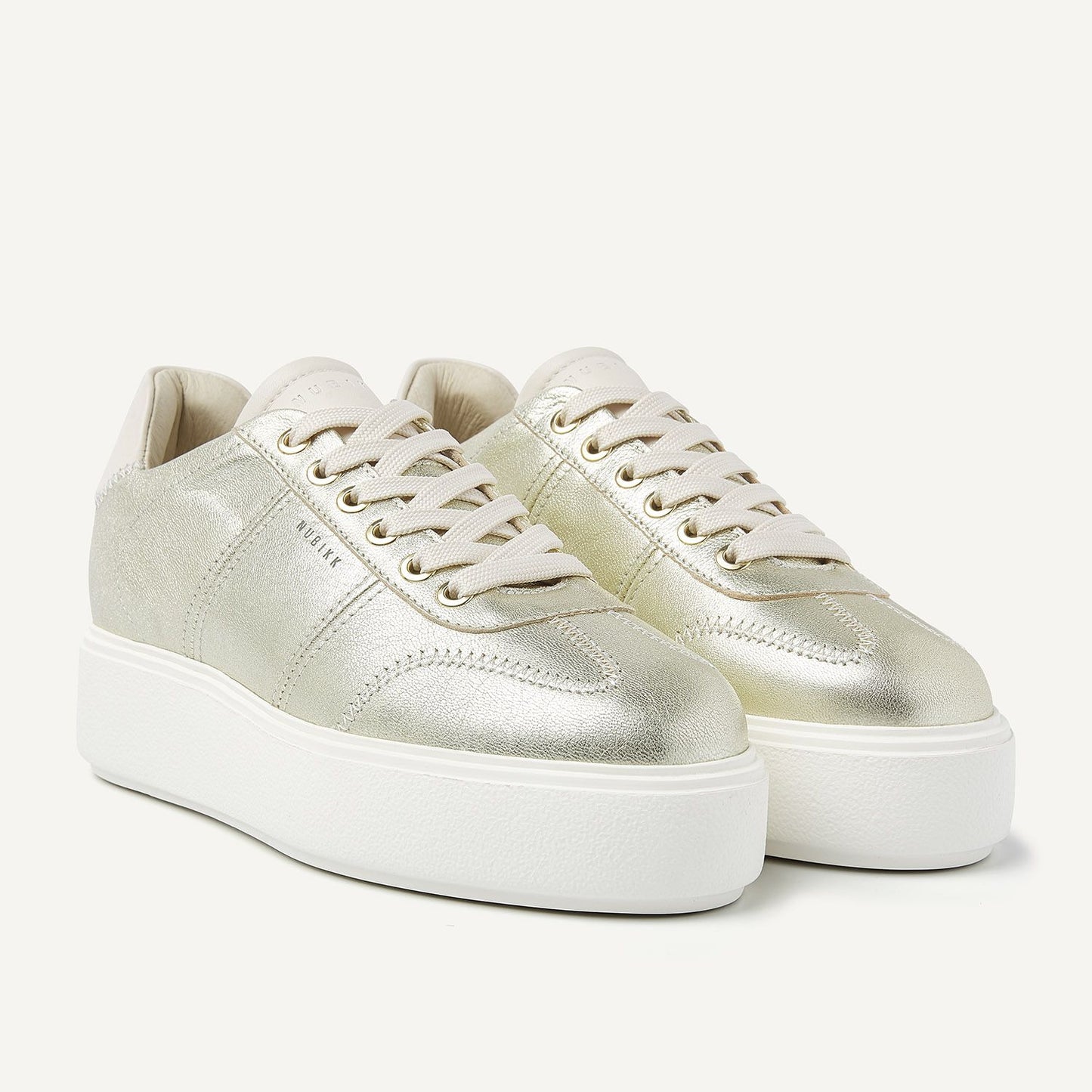 Nubbik Elise Wing II Gold Metallic Shiny – Seitenansicht der Sneaker mit glänzendem Leder und weißer Platform-Sohle.