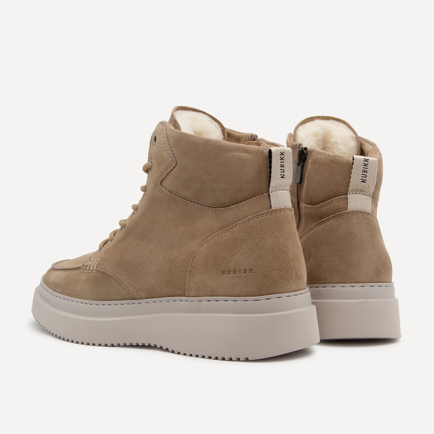 Nubbik Jonah Arctic Fur Stiefel, Rückansicht mit seitlichem Reißverschluss und Wollfutter.