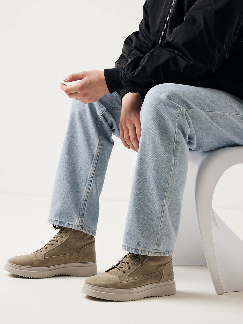 Nubbik Jonah Dune Stiefel in taupefarbenem Wildleder kombiniert mit einer lässigen Jeans.