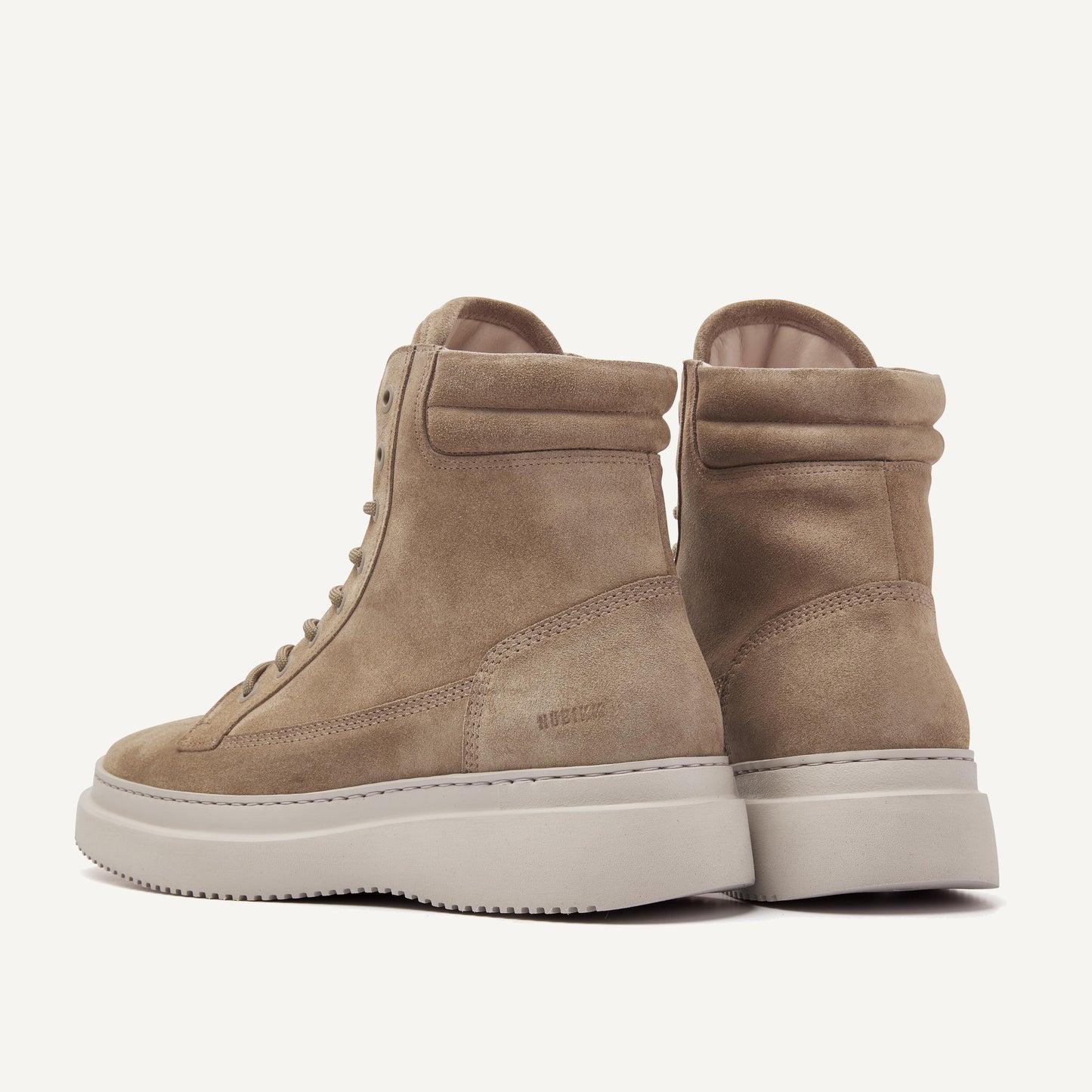 Rückansicht der Nubbik Jonah Dune Stiefel in taupefarbenem Wildleder mit robuster Sohle.