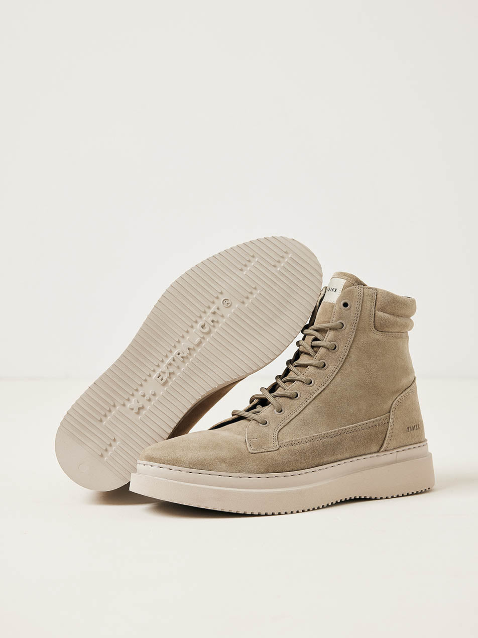 Sohle und Profil der Nubbik Jonah Dune Stiefel aus taupefarbenem Wildleder.