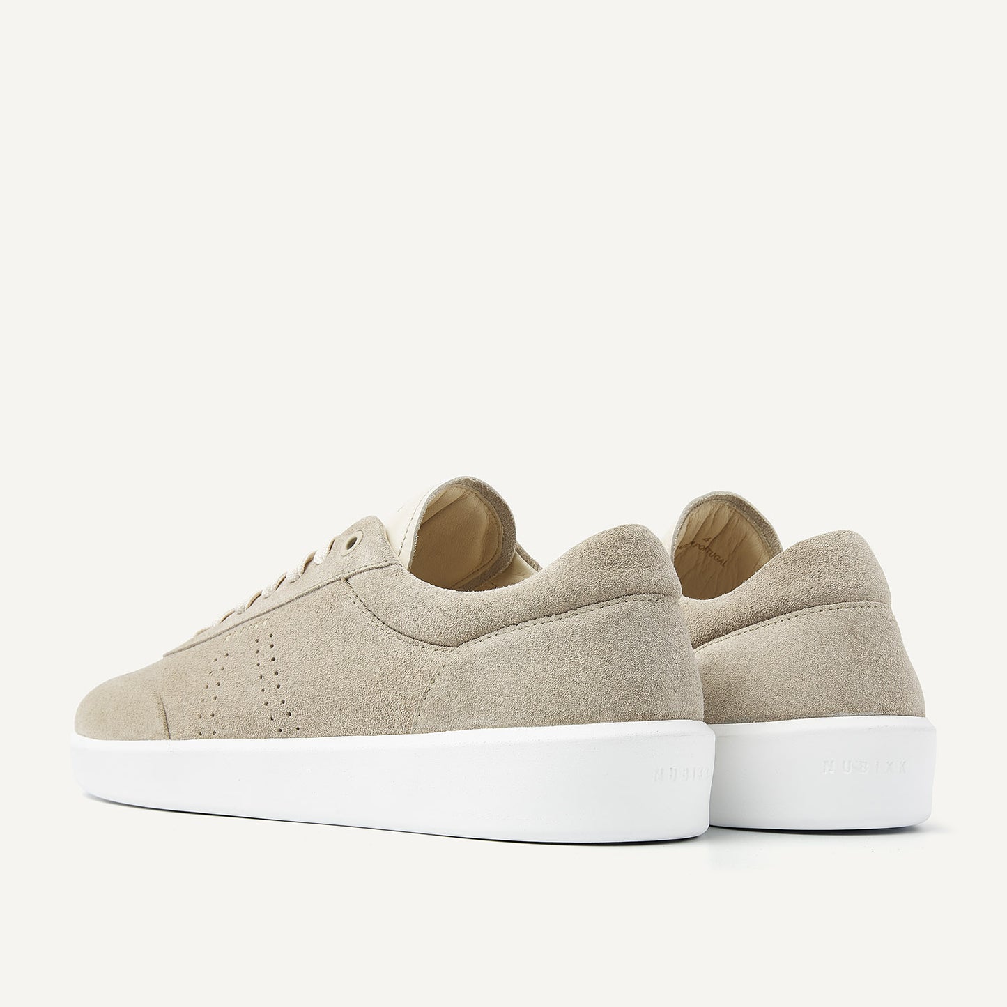 Nubbik Joro Liber Mist Suede Rückansicht mit seitlichen Perforationen und leichter weißer Sohle