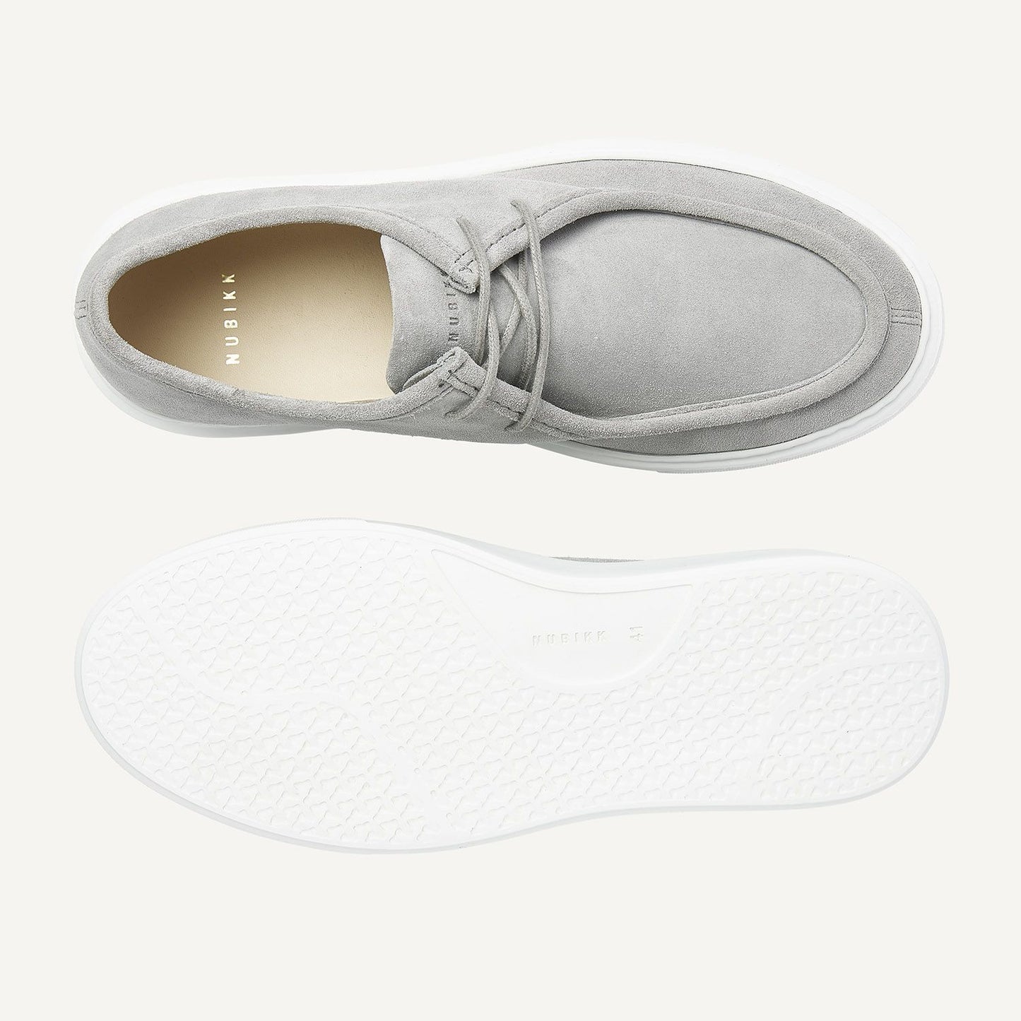 Obenansicht und Sohlendesign der Nubbik Vince Ryan Light Grey Suede Schuhe, betont das schlichte Design