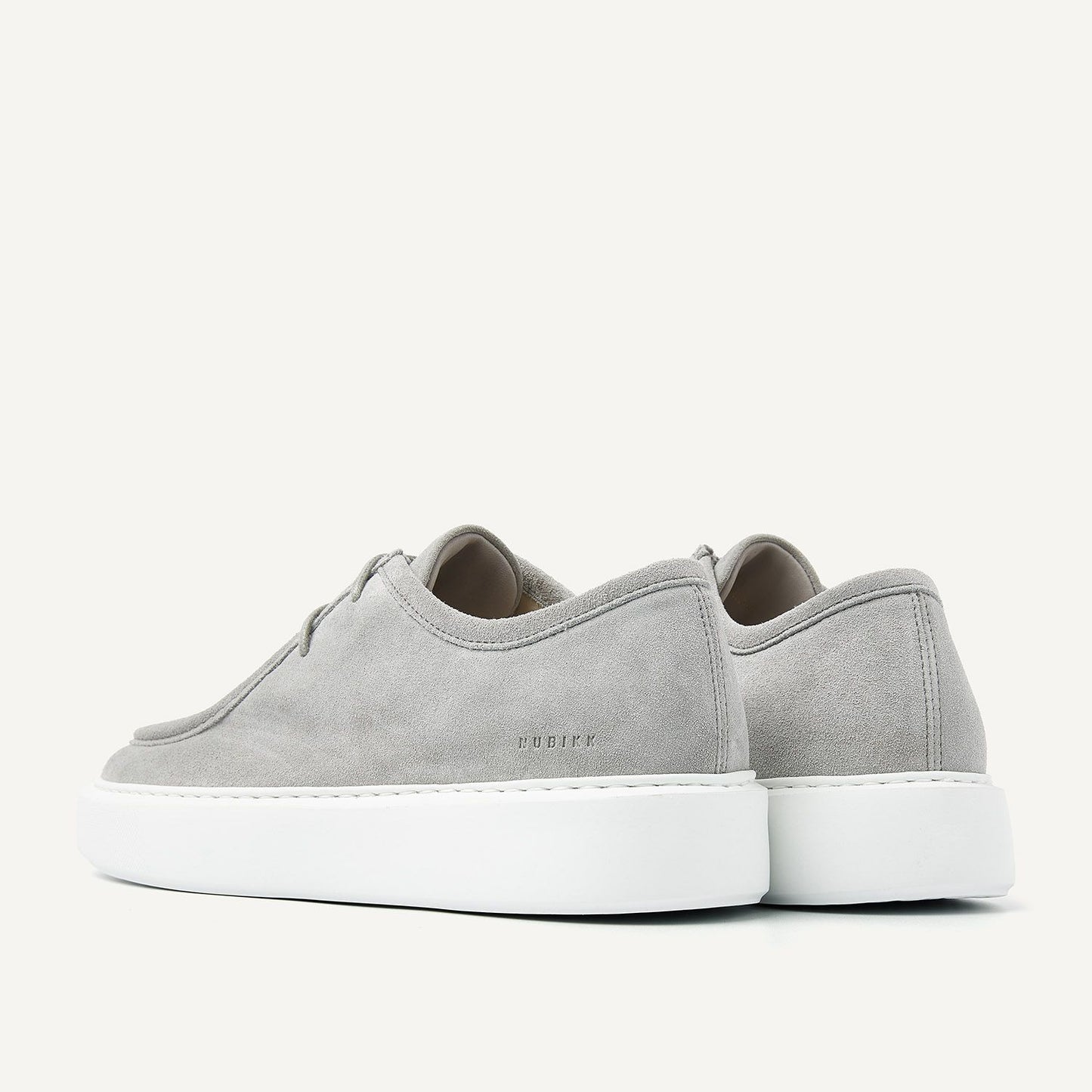 Seitenansicht der Nubbik Vince Ryan Light Grey Suede Schuhe mit eleganter Naht und weißer Kontrastsohle