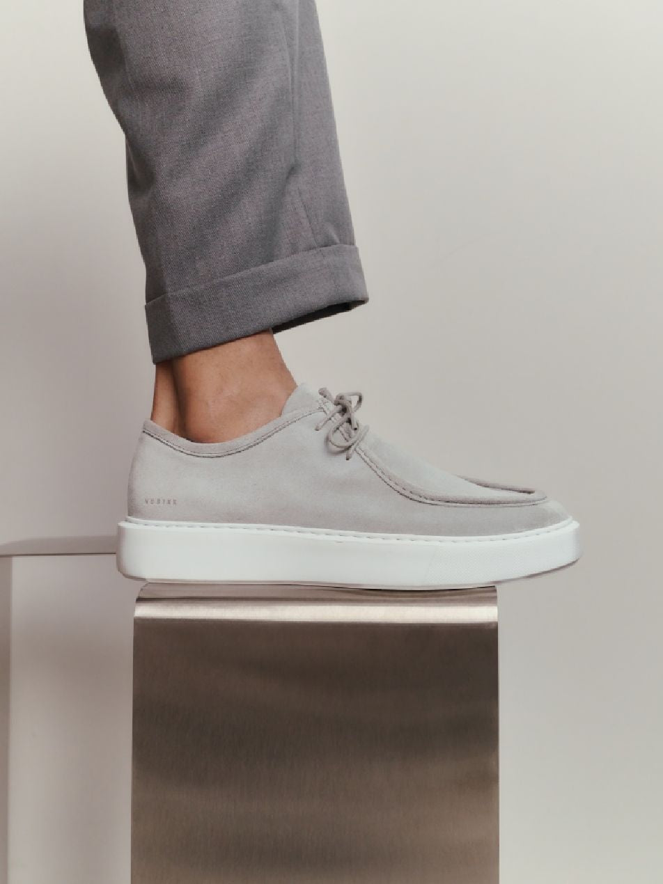Trageansicht der Nubbik Vince Ryan Light Grey Suede Schuhe kombiniert mit eleganter grauer Hose