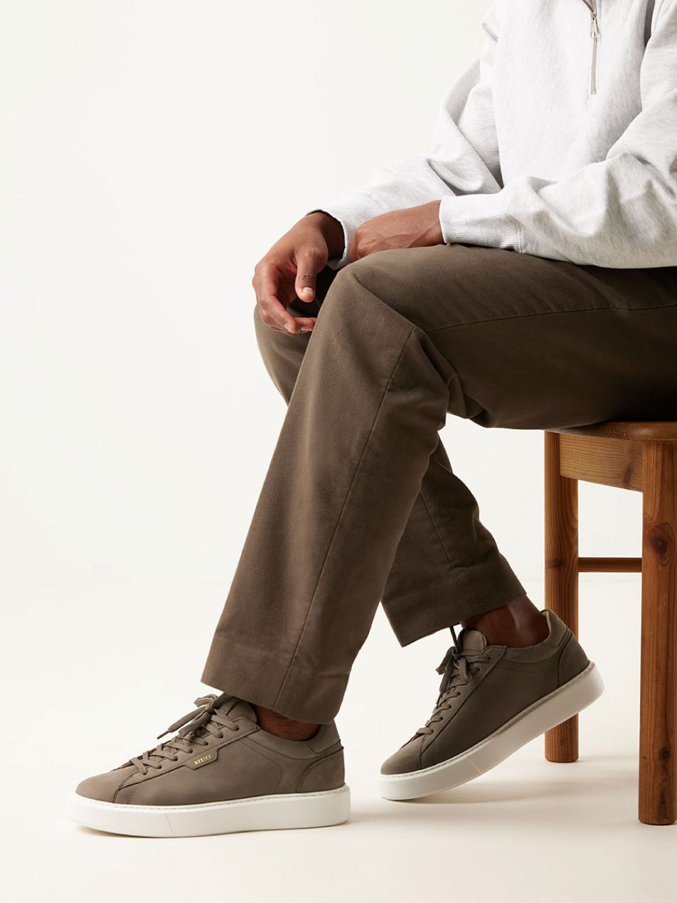 Nubbik Vince Tora Sneaker in Olivgrün kombiniert mit einer stilvollen Hose.