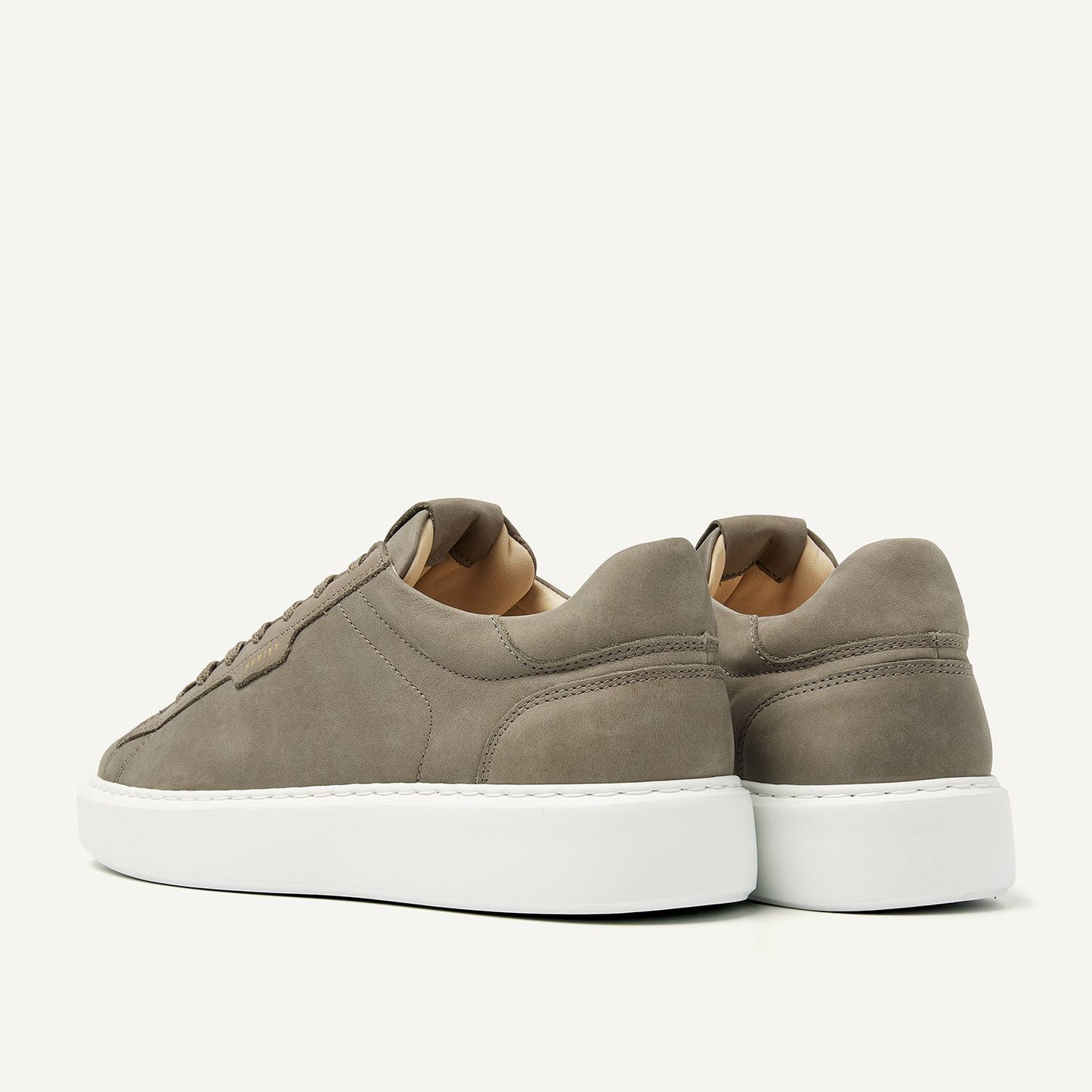 Rückansicht des Nubbik Vince Tora Sneakers in Olivgrün mit extra Polsterung für optimalen Komfort.